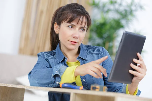 Mujer Comprobando Algo Tableta — Foto de Stock