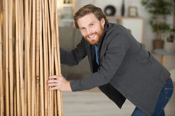 Retrato Homem Por Uma Tela Bambu — Fotografia de Stock