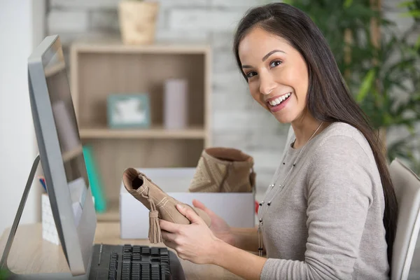 Mulher Que Vende Calçado Moda Online — Fotografia de Stock