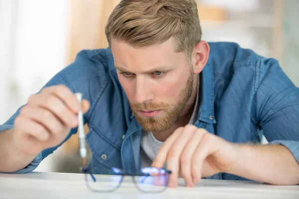 Man Repairing Spectacles Precision Screwdriver — Stock fotografie
