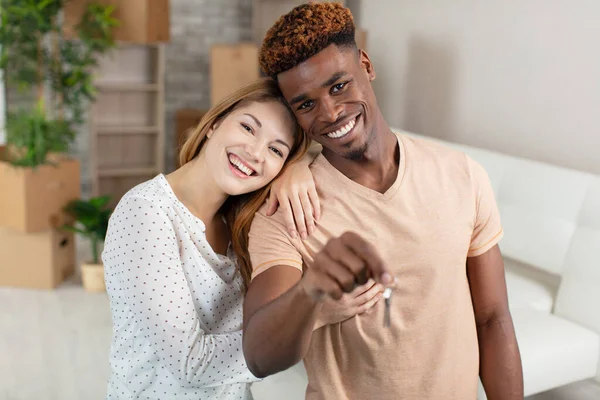 Proud Young Couple Keys — Stock Photo, Image