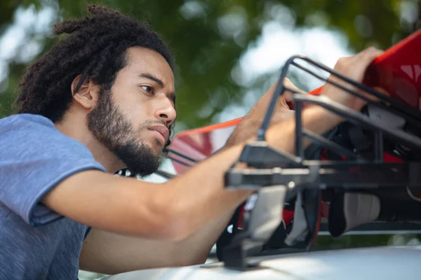 Active Man Fastening Skis Roof Car — Stock fotografie