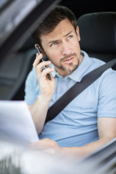 Man Parked Car Using Smartphone — Foto Stock