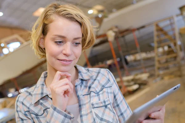 Lady Industrial Building Looking Tablet — Stockfoto