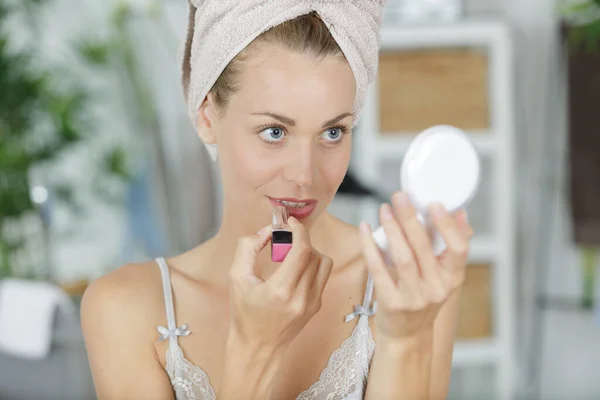 Mujer Joven Haciendo Maquillaje Después Ducha — Foto de Stock