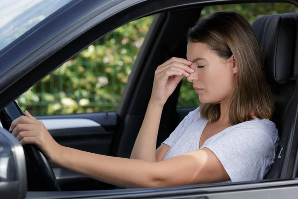 Piękna Kobieta Siedzi Samochodzie Cierpiąc Migreny — Zdjęcie stockowe