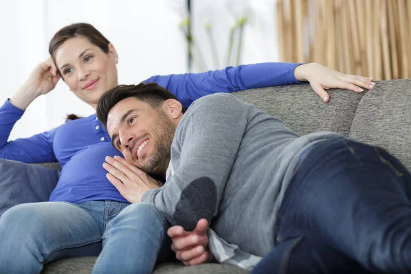 Ευτυχισμένος Άνθρωπος Αγγίζοντας Την Κοιλιά Του Χαμογελώντας Έγκυος Γυναίκα — Φωτογραφία Αρχείου