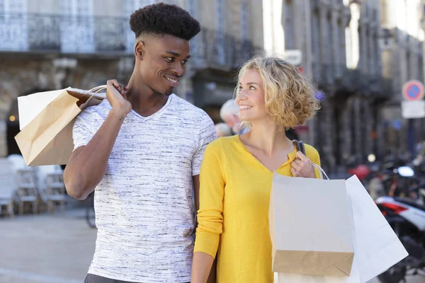 Happy Young Couple Coming Back Shopping — Foto Stock
