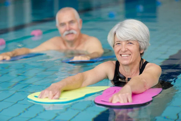 Felice Coppia Anziani Prendendo Lezioni Nuoto — Foto Stock