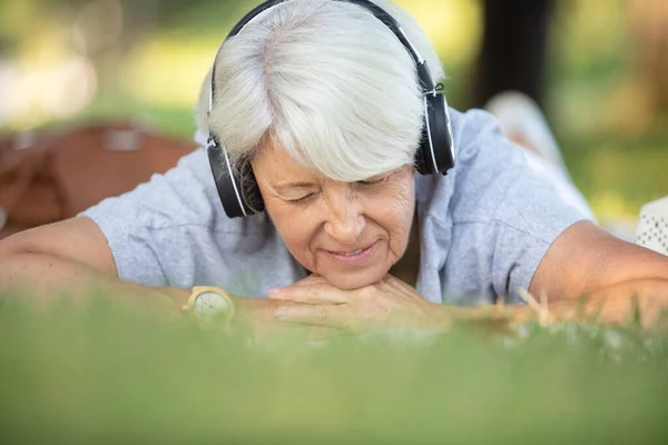 Starší Žena Fitness Oblečení Relaxační Parku — Stock fotografie