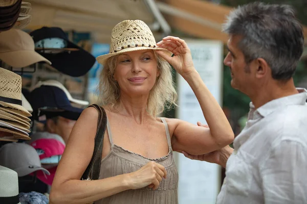 Женщина Примеряет Шляпу Магазине Шляп — стоковое фото
