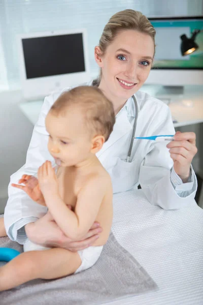 Glückliche Ärztin Untersucht Kleines Baby — Stockfoto