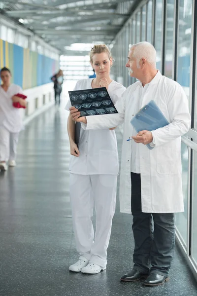 Medical Staff Looking Xray Hospital Corridor — Stock fotografie