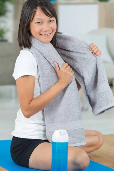 Woman Sat Yoga Mat Towel Her Neck — Stockfoto