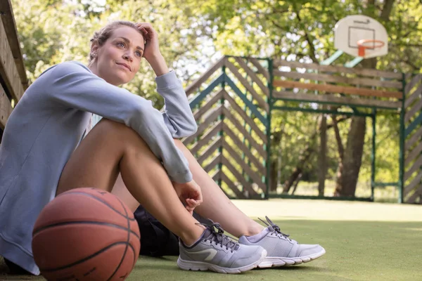 Woman Fitness Wear Sitting Relaxing Workout — Stock fotografie