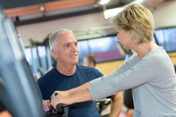 Senioren Paar Trainiert Fitnessstudio Mit Gewichten — Stockfoto