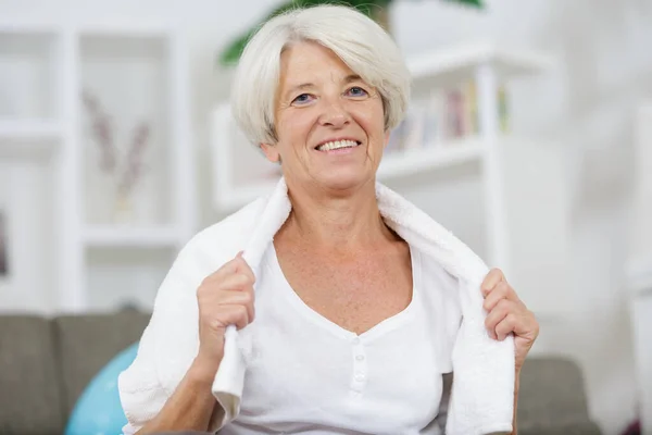 Seniorin Benutzt Handtuch Nach Fitnesstraining — Stockfoto