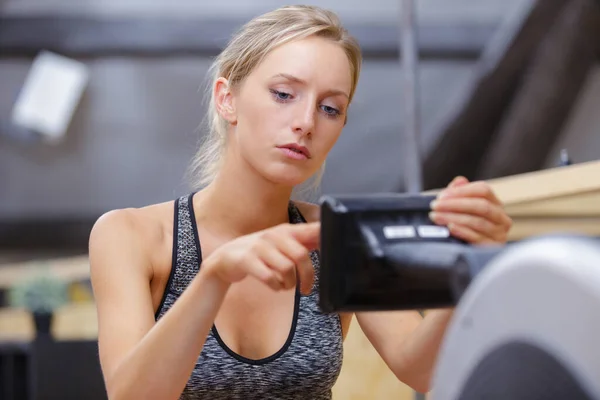 Vrouw Atleet Uit Oefenen Roei Machine — Stockfoto