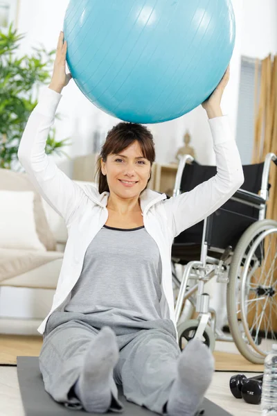 Portrait Woman Holding Fit Ball — Stock fotografie