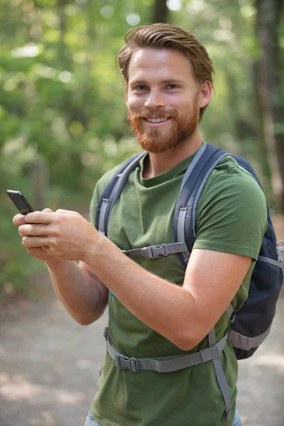 Wanderer Mit Gebirgsbackpacker Telefoniert — Stockfoto