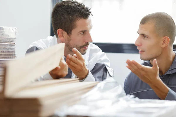 Timmerman Met Mannelijke Leerling Werkplaats — Stockfoto