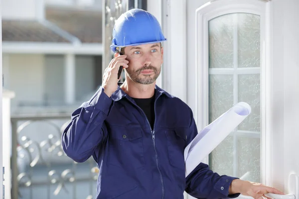 Arbeiter Overalls Und Weißem Helm Untersucht Die Zugluft — Stockfoto