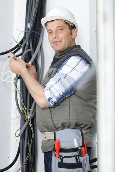 Male Electrician Wiring Cable Industrial Site — Stockfoto