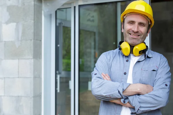 Male Builder Posing Outdoors — 스톡 사진