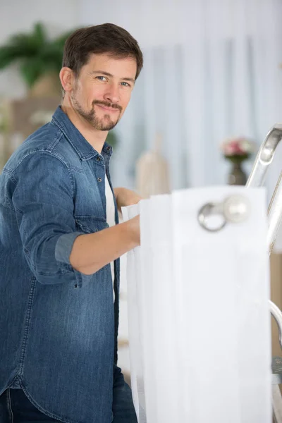 Jongeman Gordijnen Installeren Venster — Stockfoto