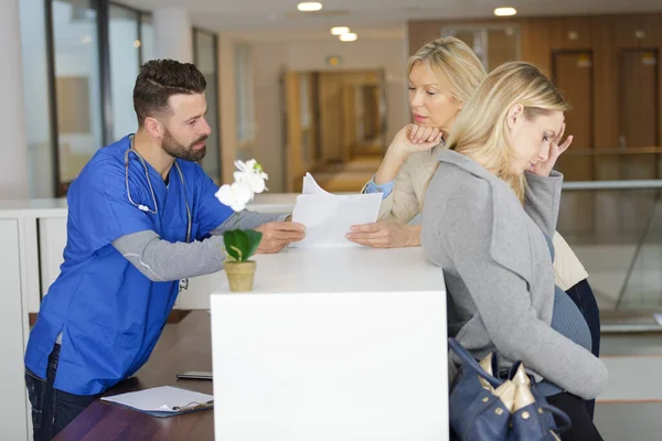 Young Pregnant Woman Doctors Reception — Fotografia de Stock