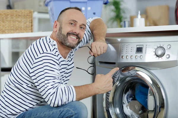 Mann Zeigt Auf Waschmaschine — Stockfoto