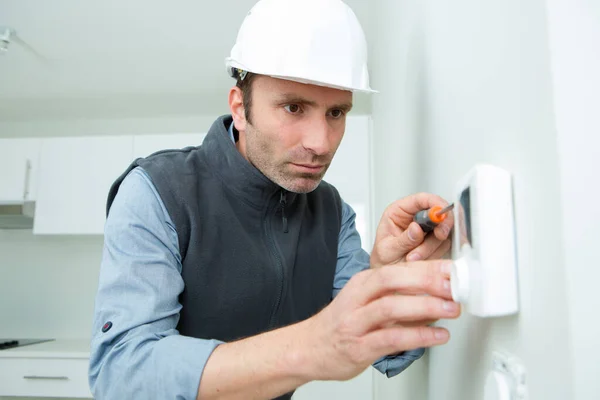 Worker Fixing Thermostat Building — Stok fotoğraf