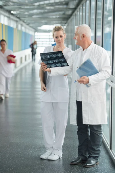 Medizinisches Personal Untersucht Röntgenbild Auf Krankenhausflur — Stockfoto