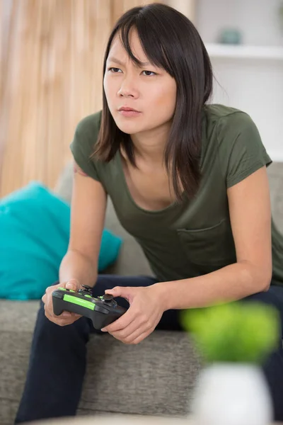 Frau Spielt Allein Videospiel — Stockfoto