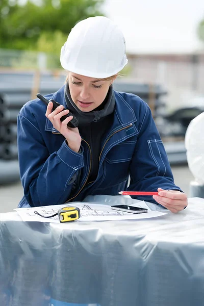 Arbeiterin Mit Walkie — Stockfoto