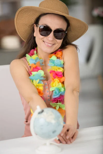 Frau Mit Sonnenbrille Auf Urlaubsreise — Stockfoto