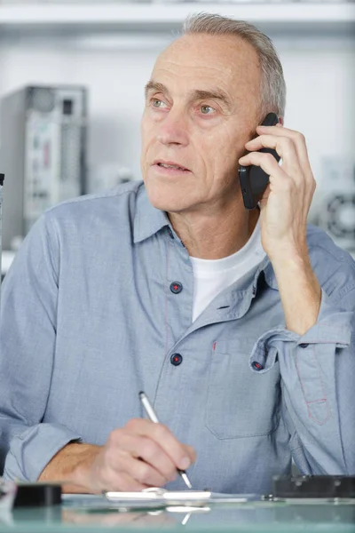 Senior Businessman Talking Mobile Phone Office — Stockfoto