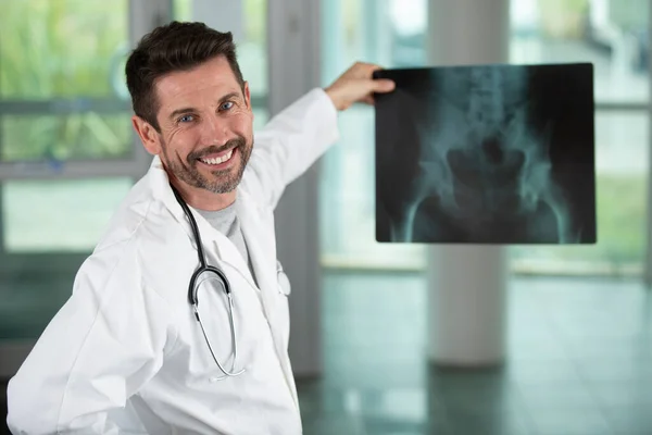 Radiologista Médico Olhando Para Imagens Raios — Fotografia de Stock