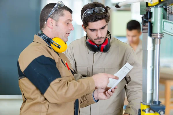 Ingenjör Undervisning Lärling Att Använda Fräsmaskin — Stockfoto