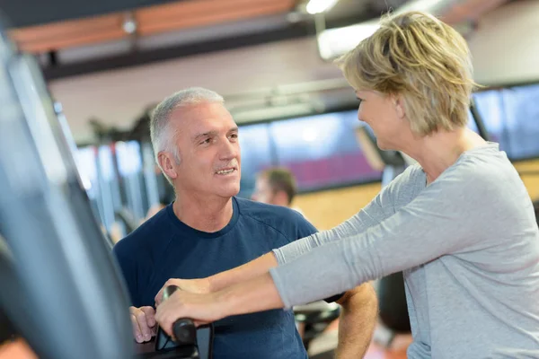 Senior Paar Sportschool Trainen Met Gewichten — Stockfoto