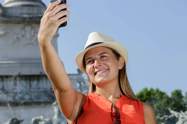 Woman Taking Selfie While Sightseeing Holiday — Stok fotoğraf