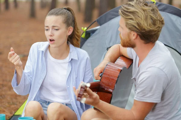 Couple Tent Man Playing Guitar Woman Singing — ストック写真