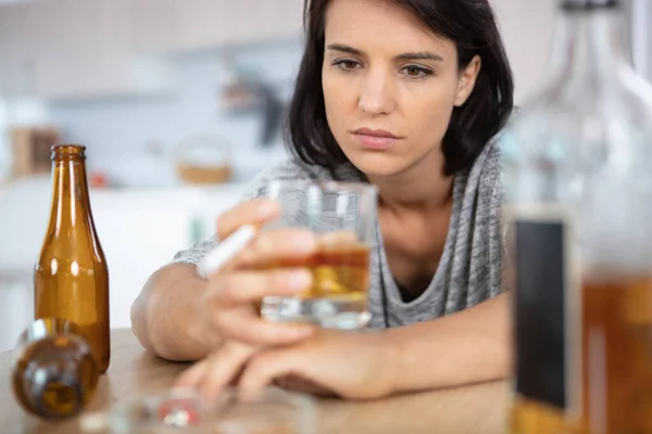 Νέα Γυναίκα Έννοια Αλκοολούχα Κοινωνικά Προβλήματα — Φωτογραφία Αρχείου