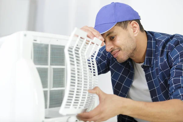 修理空调机的男性技术员 — 图库照片