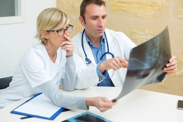 Medical Workers Office Conferring Xray — Stockfoto