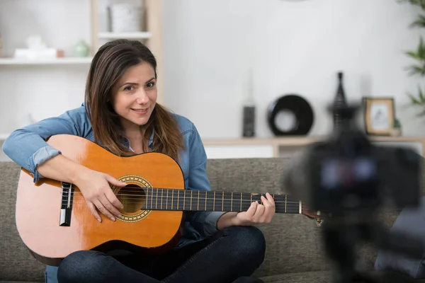 Blogueiro Bonito Criando Oficina Vídeo Musical — Fotografia de Stock