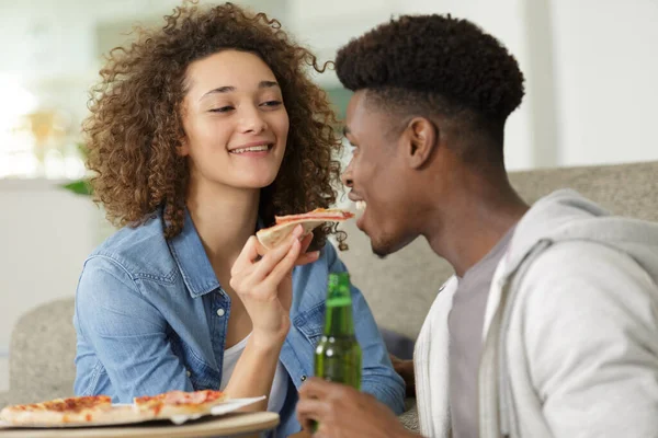 Doce Jovem Casal Comer Pizza Casa — Fotografia de Stock