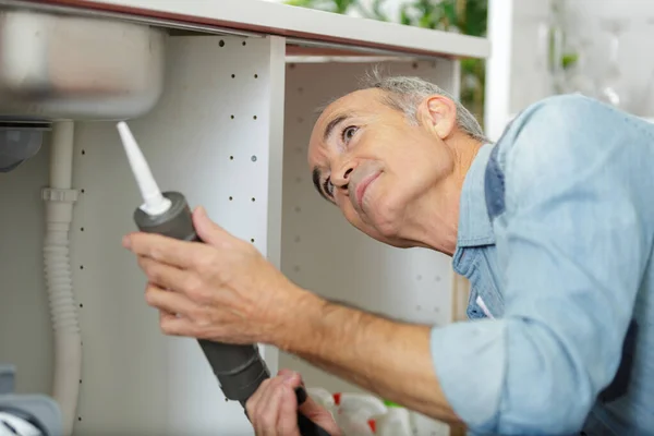 Scharfschütze Versiegelt Waschbecken Mit Silikon — Stockfoto