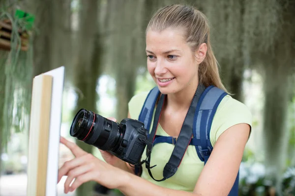 Adult Female Photographer Taking Shots Tropical Park — Φωτογραφία Αρχείου