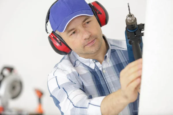 Worker Protective Soundproofing Ear Muffs Using Drill — Fotografia de Stock